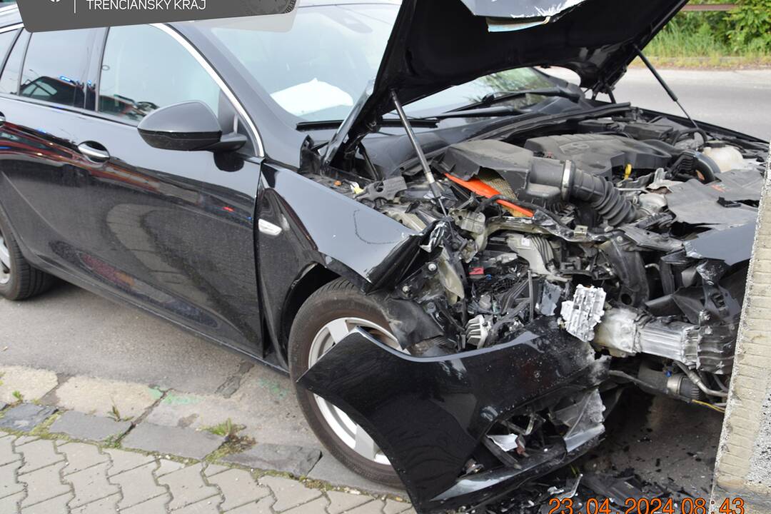 FOTO: Vodička „na šrot“ zošrotovala v Prievidzi na moste auto, foto 4