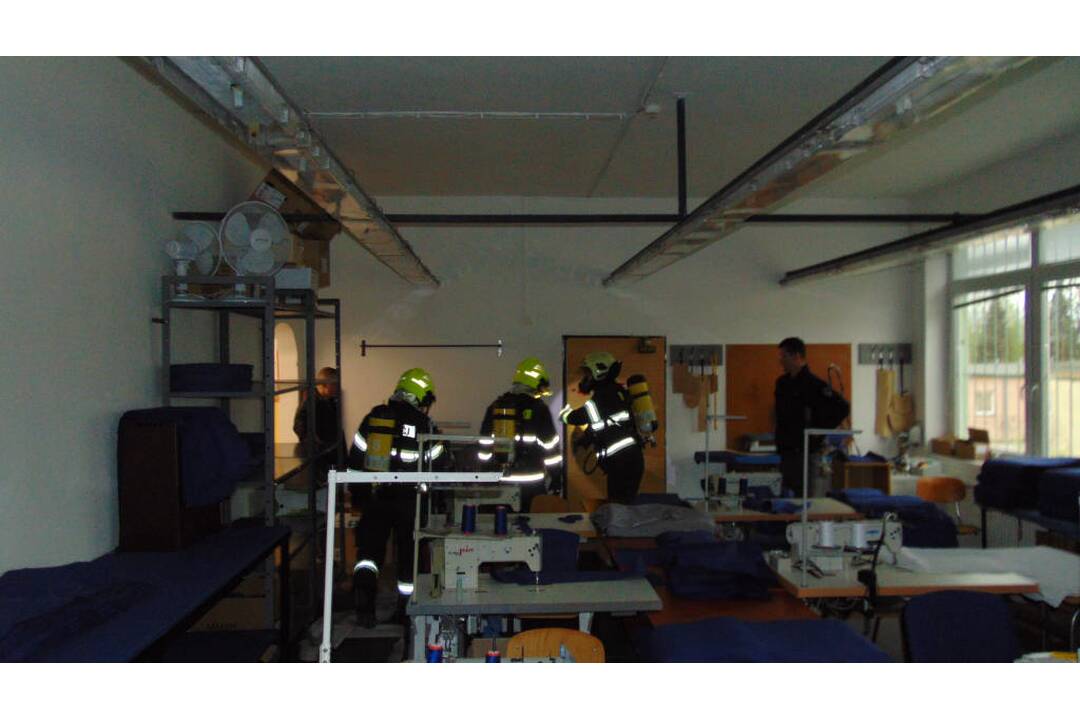 FOTO: Požiar vo väzení. Hasiči ratovali odsúdených aj personál, foto 1