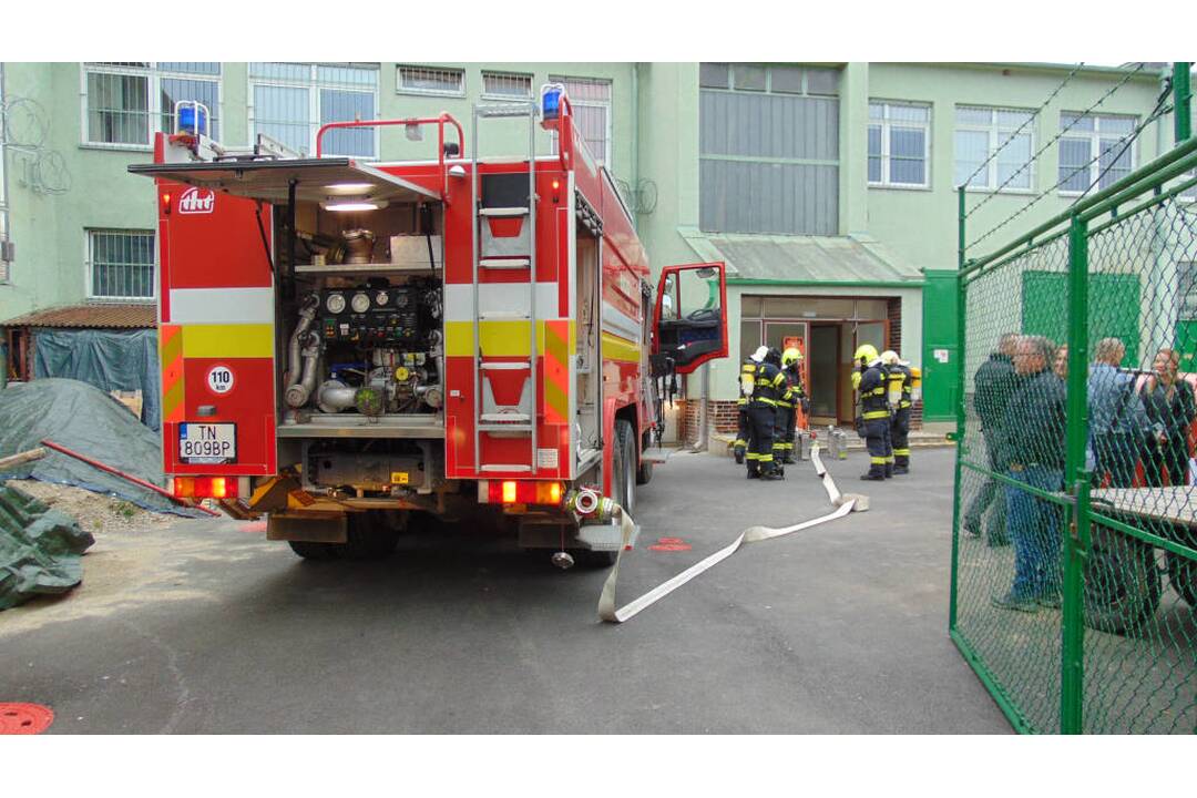 FOTO: Požiar vo väzení. Hasiči ratovali odsúdených aj personál, foto 2