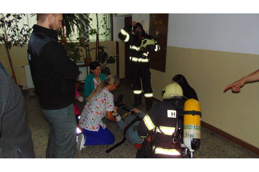 FOTO: Požiar vo väzení. Hasiči ratovali odsúdených aj personál, foto 3