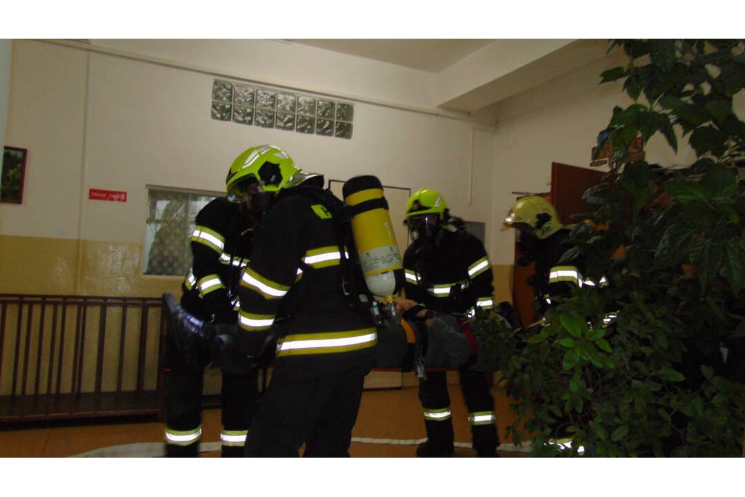 FOTO: Požiar vo väzení. Hasiči ratovali odsúdených aj personál, foto 4