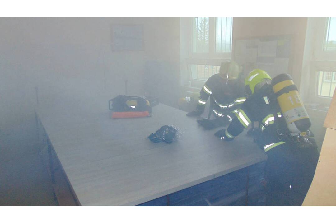 FOTO: Požiar vo väzení. Hasiči ratovali odsúdených aj personál, foto 5