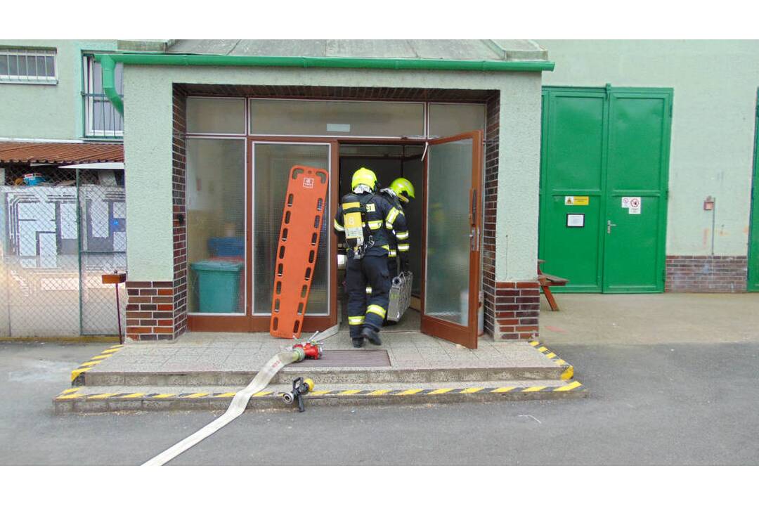 FOTO: Požiar vo väzení. Hasiči ratovali odsúdených aj personál, foto 6