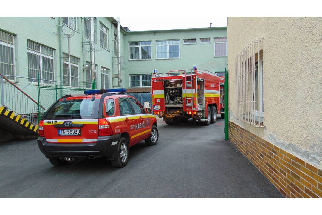 FOTO: Požiar vo väzení. Hasiči ratovali odsúdených aj personál, foto 7