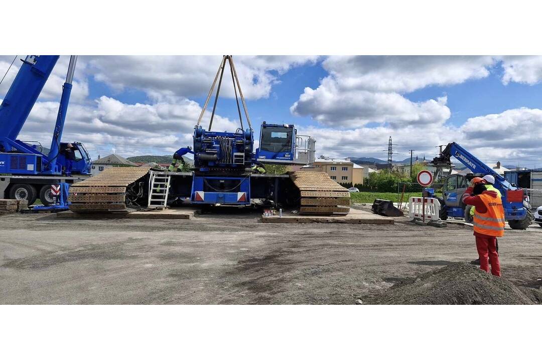 FOTO: Veľký deň pre Ilavu. V meste majú od dnes svoje „malé Apollo“, foto 6