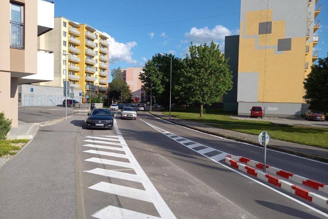 FOTO: Na Žilinskej ulici v Trenčíne by malo byť vďaka ostrovčekom bezpečnejšie, foto 4