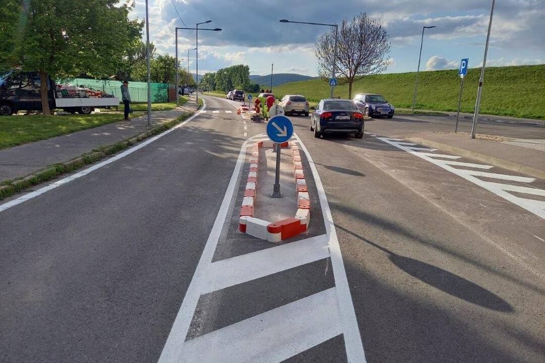 FOTO: Na Žilinskej ulici v Trenčíne by malo byť vďaka ostrovčekom bezpečnejšie, foto 1