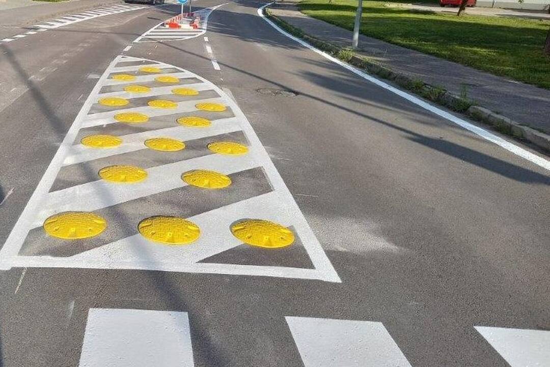 FOTO: Na Žilinskej ulici v Trenčíne by malo byť vďaka ostrovčekom bezpečnejšie, foto 3