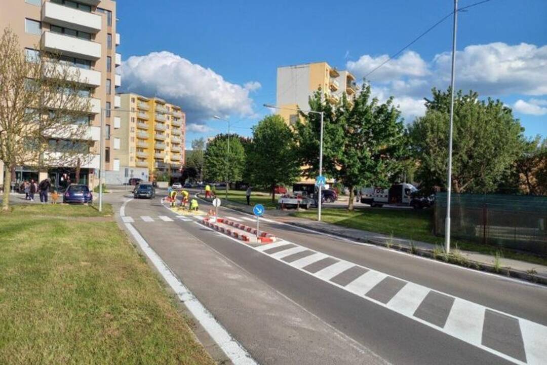 FOTO: Na Žilinskej ulici v Trenčíne by malo byť vďaka ostrovčekom bezpečnejšie, foto 2
