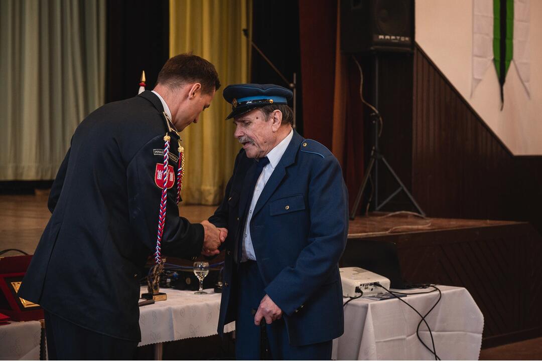 FOTO: Dobrovoľní hasiči v Prečíne dostali od trenčianskeho župana defibrilátor k 100. výročiu svojho vzniku, foto 1