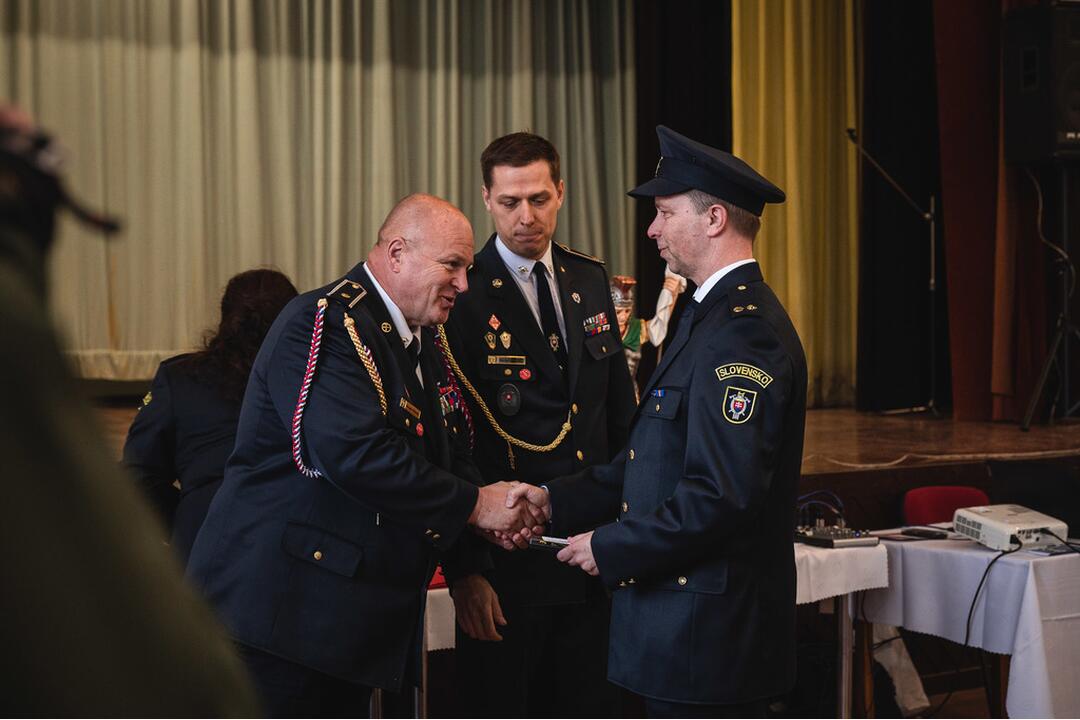 FOTO: Dobrovoľní hasiči v Prečíne dostali od trenčianskeho župana defibrilátor k 100. výročiu svojho vzniku, foto 2