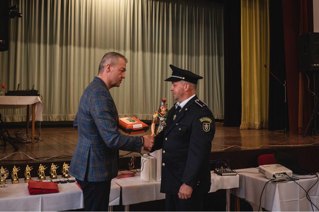 FOTO: Dobrovoľní hasiči v Prečíne dostali od trenčianskeho župana defibrilátor k 100. výročiu svojho vzniku, foto 3
