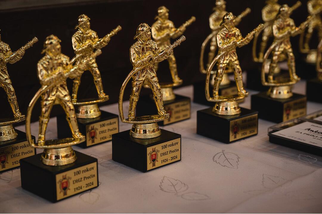 FOTO: Dobrovoľní hasiči v Prečíne dostali od trenčianskeho župana defibrilátor k 100. výročiu svojho vzniku, foto 4