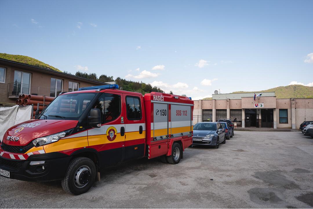 FOTO: Dobrovoľní hasiči v Prečíne dostali od trenčianskeho župana defibrilátor k 100. výročiu svojho vzniku, foto 5