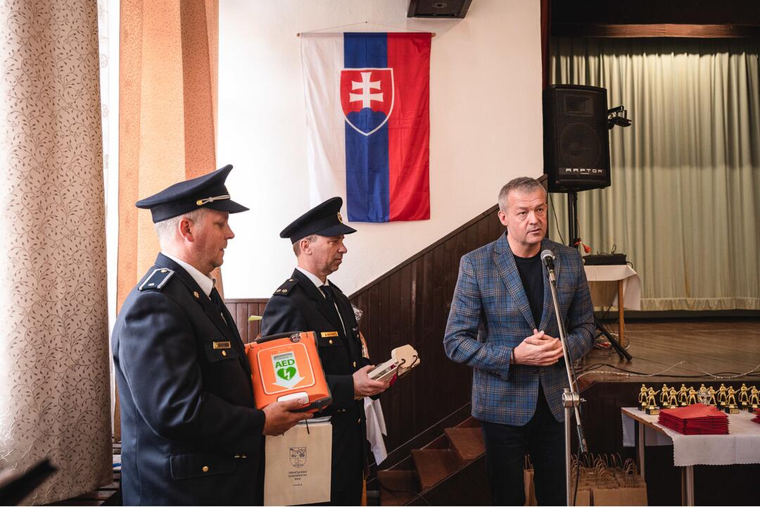 FOTO: Dobrovoľní hasiči v Prečíne dostali od trenčianskeho župana defibrilátor k 100. výročiu svojho vzniku, foto 6
