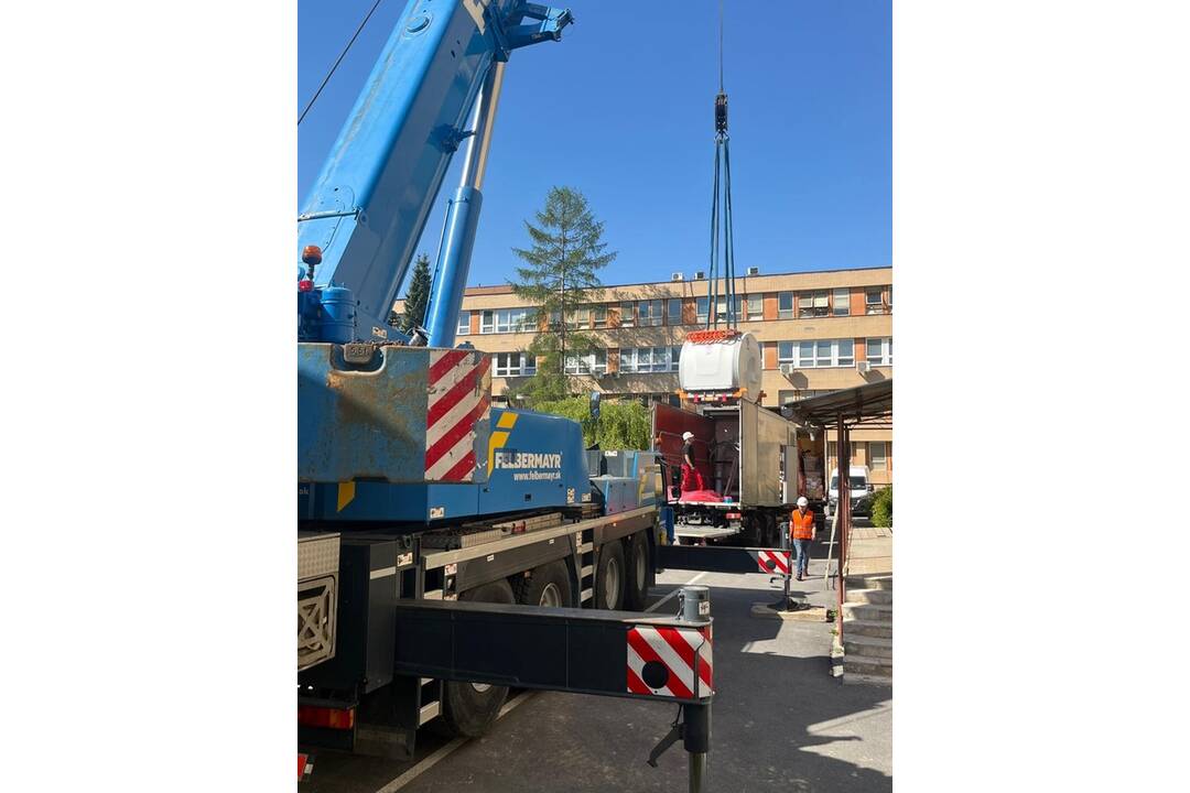 FOTO: Do považskobystrickej nemocnice dorazila magnetická rezonancia, foto 1