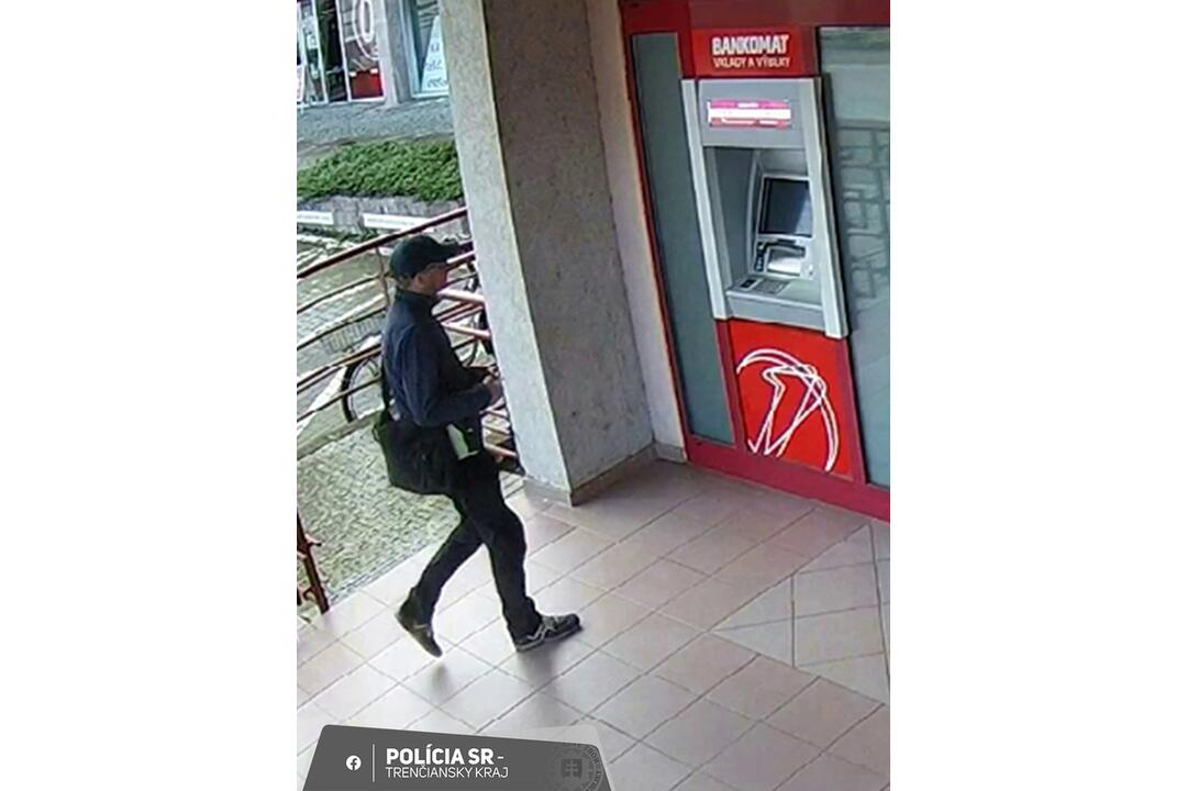 FOTO: Muž v Trenčíne vybral peniaze zo zabudnutej karty v bankomate a zmizol, hľadá ho polícia, foto 1
