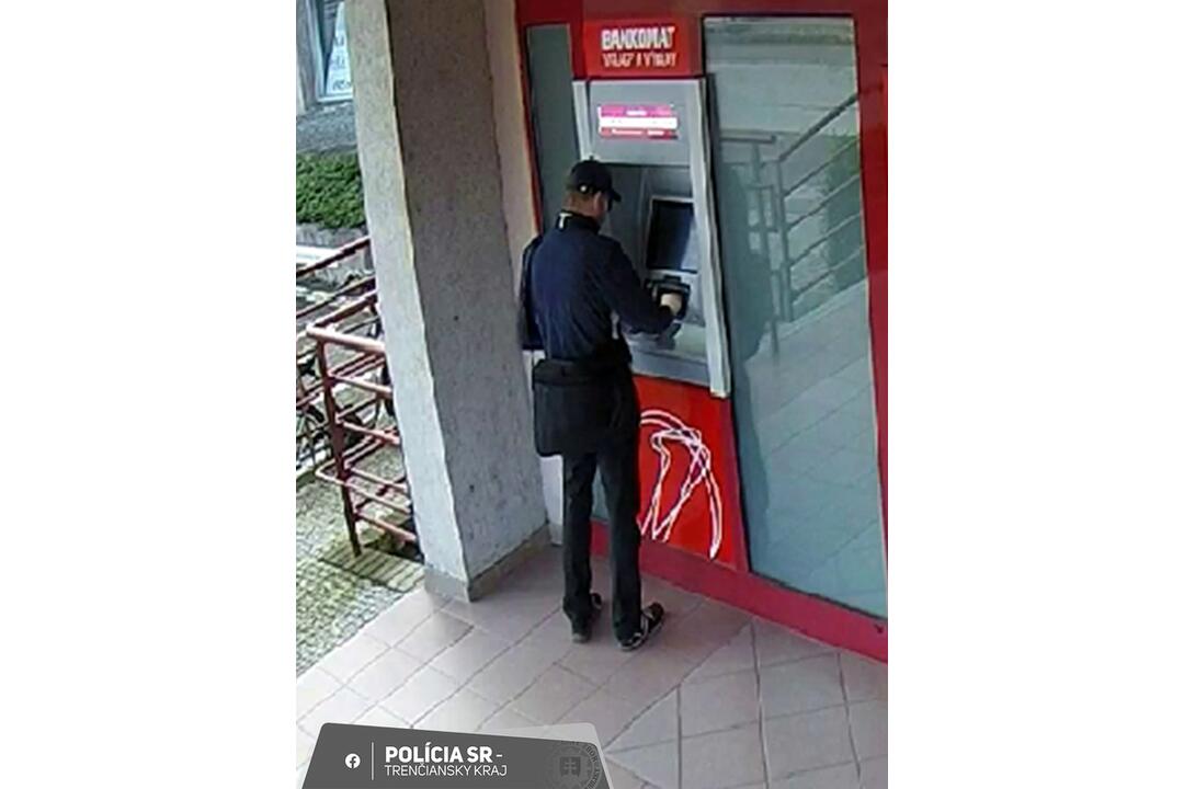 FOTO: Muž v Trenčíne vybral peniaze zo zabudnutej karty v bankomate a zmizol, hľadá ho polícia, foto 2