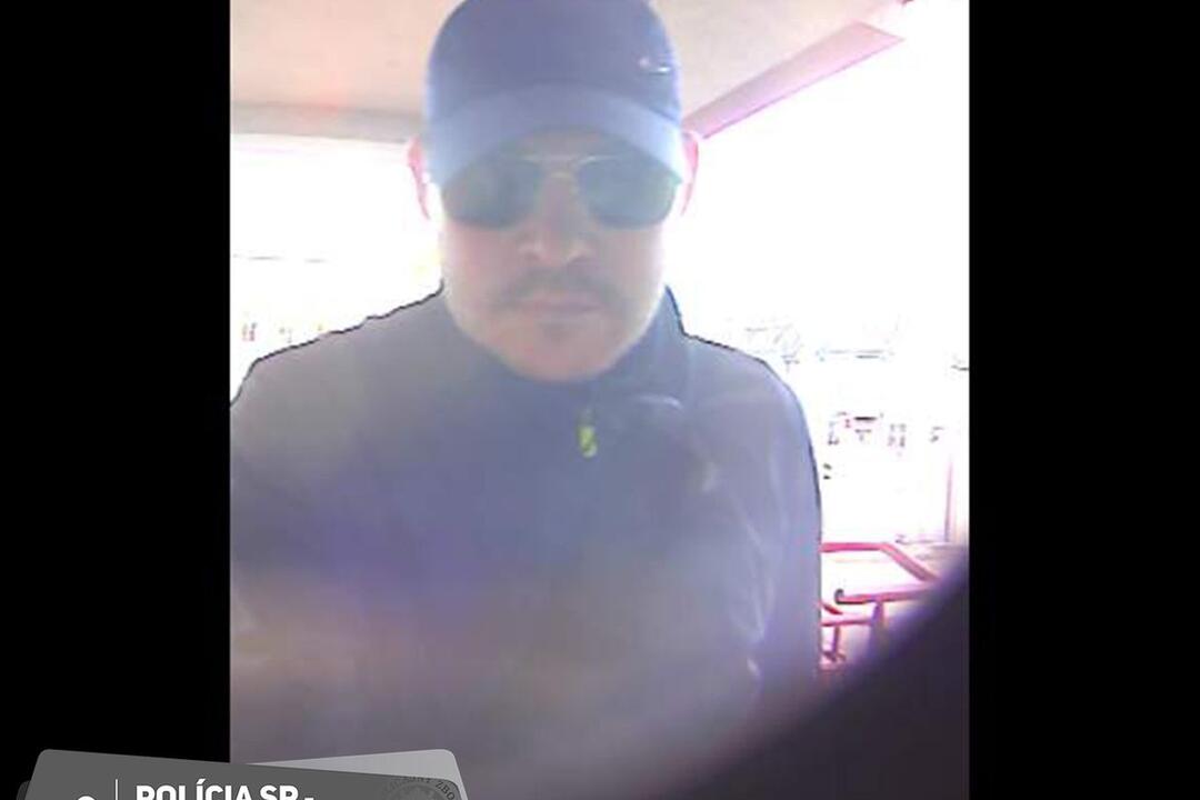 FOTO: Muž v Trenčíne vybral peniaze zo zabudnutej karty v bankomate a zmizol, hľadá ho polícia, foto 3