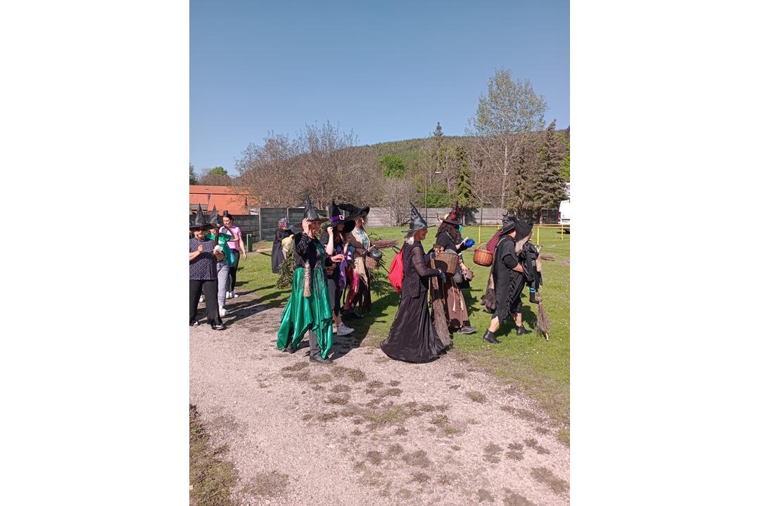 FOTO: Stavanie májov aj upaľovanie čarodejníc. Takto si ľudia v Trenčianskom kraji pripomenuli zvyky a tradície, foto 1