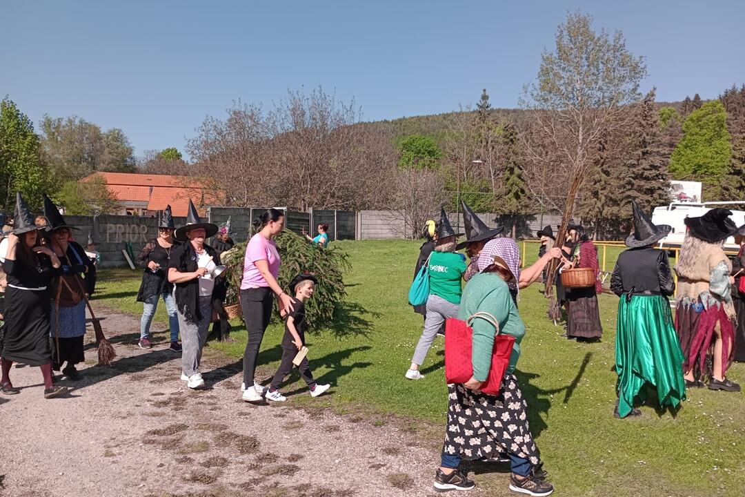 FOTO: Stavanie májov aj upaľovanie čarodejníc. Takto si ľudia v Trenčianskom kraji pripomenuli zvyky a tradície, foto 2