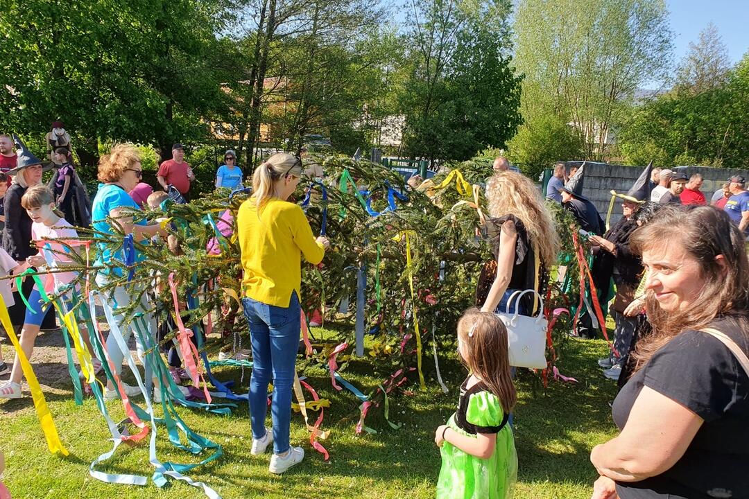 FOTO: Stavanie májov aj upaľovanie čarodejníc. Takto si ľudia v Trenčianskom kraji pripomenuli zvyky a tradície, foto 3