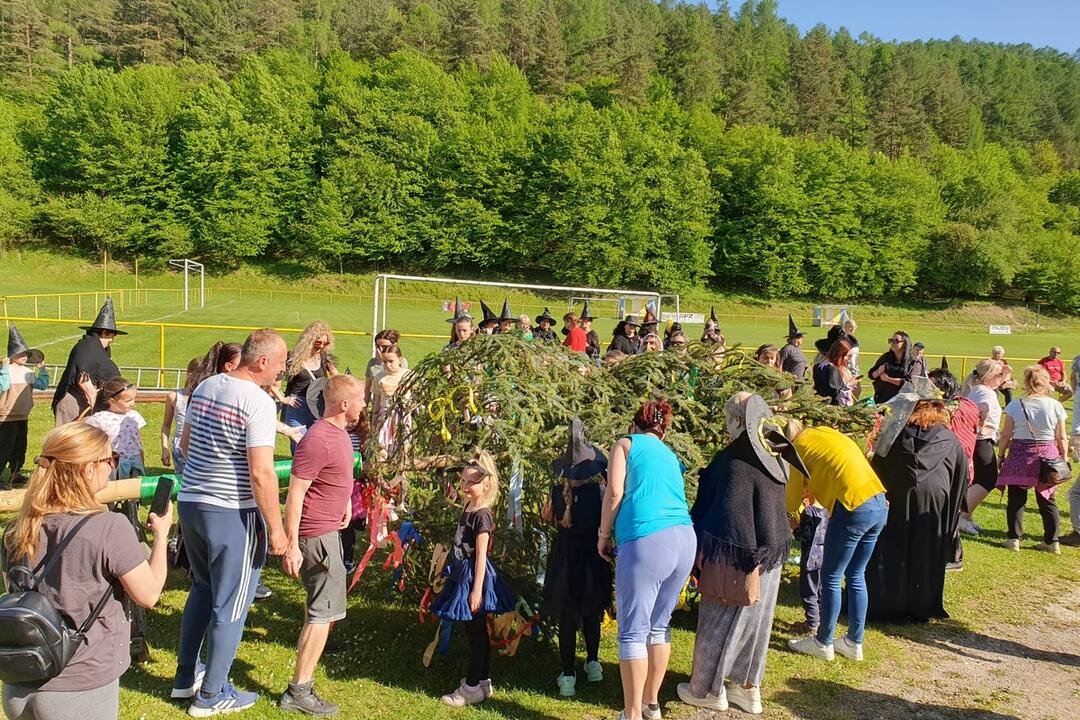 FOTO: Stavanie májov aj upaľovanie čarodejníc. Takto si ľudia v Trenčianskom kraji pripomenuli zvyky a tradície, foto 4