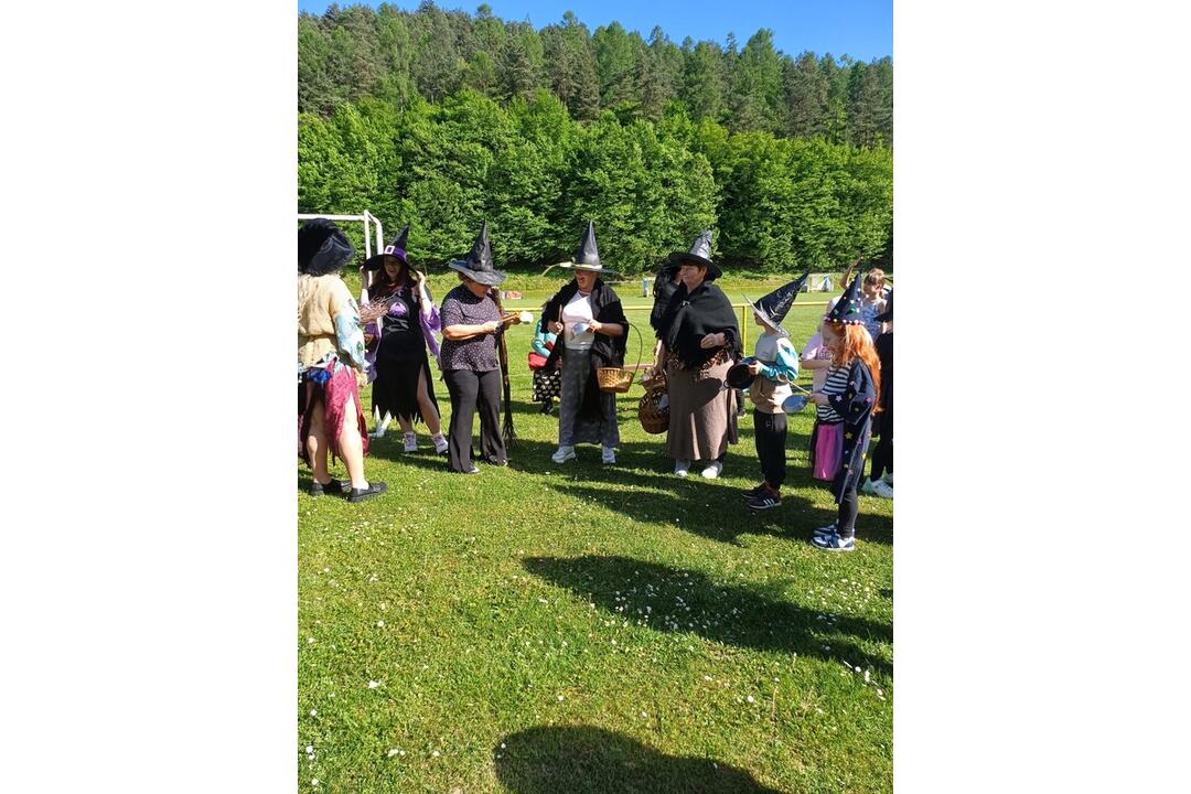 FOTO: Stavanie májov aj upaľovanie čarodejníc. Takto si ľudia v Trenčianskom kraji pripomenuli zvyky a tradície, foto 7