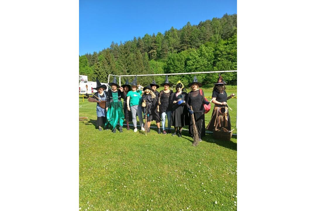 FOTO: Stavanie májov aj upaľovanie čarodejníc. Takto si ľudia v Trenčianskom kraji pripomenuli zvyky a tradície, foto 8