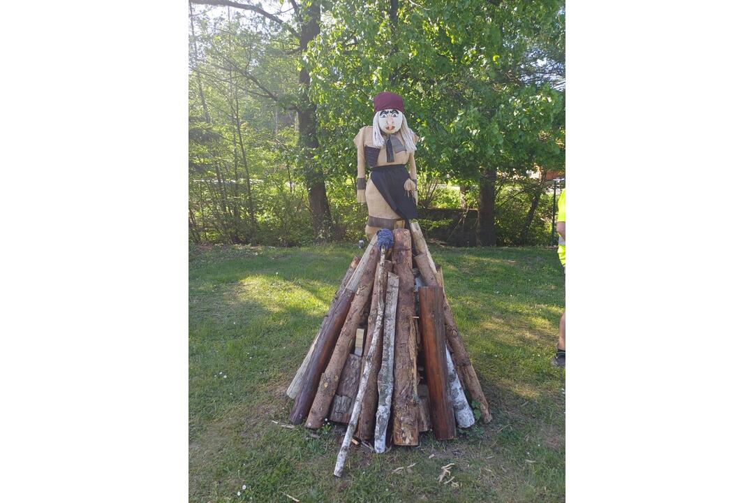 FOTO: Stavanie májov aj upaľovanie čarodejníc. Takto si ľudia v Trenčianskom kraji pripomenuli zvyky a tradície, foto 9