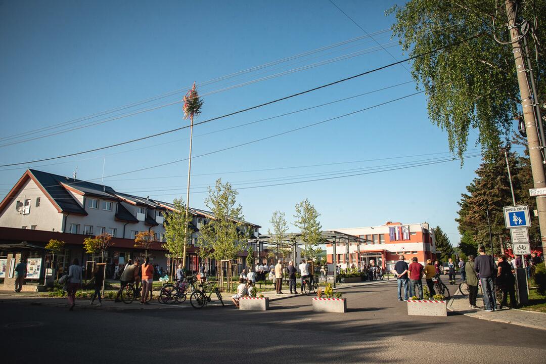 FOTO: Stavanie májov aj upaľovanie čarodejníc. Takto si ľudia v Trenčianskom kraji pripomenuli zvyky a tradície, foto 13