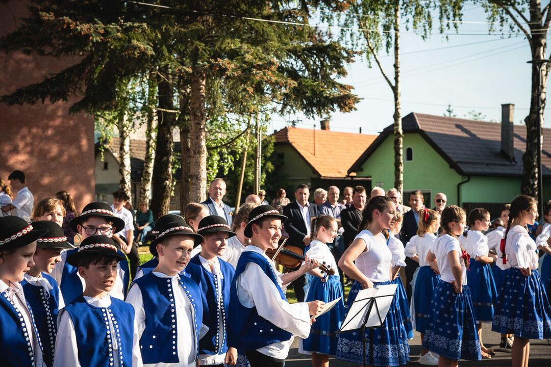 FOTO: Stavanie májov aj upaľovanie čarodejníc. Takto si ľudia v Trenčianskom kraji pripomenuli zvyky a tradície, foto 15