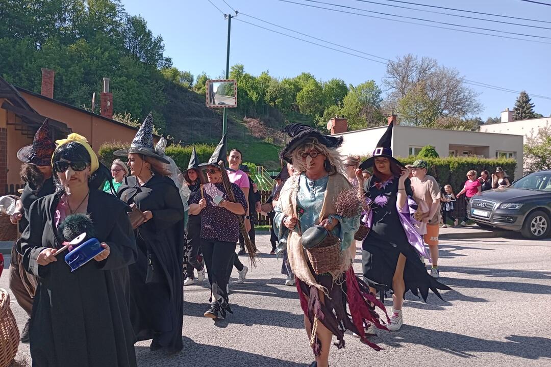 FOTO: Stavanie májov aj upaľovanie čarodejníc. Takto si ľudia v Trenčianskom kraji pripomenuli zvyky a tradície, foto 17