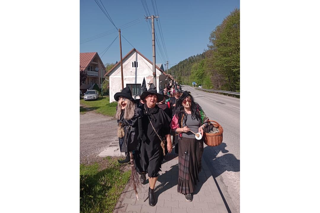 FOTO: Stavanie májov aj upaľovanie čarodejníc. Takto si ľudia v Trenčianskom kraji pripomenuli zvyky a tradície, foto 18