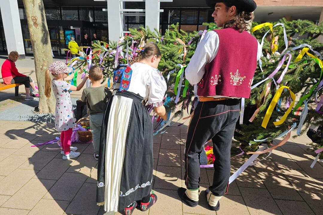 FOTO: Stavanie májov aj upaľovanie čarodejníc. Takto si ľudia v Trenčianskom kraji pripomenuli zvyky a tradície, foto 19