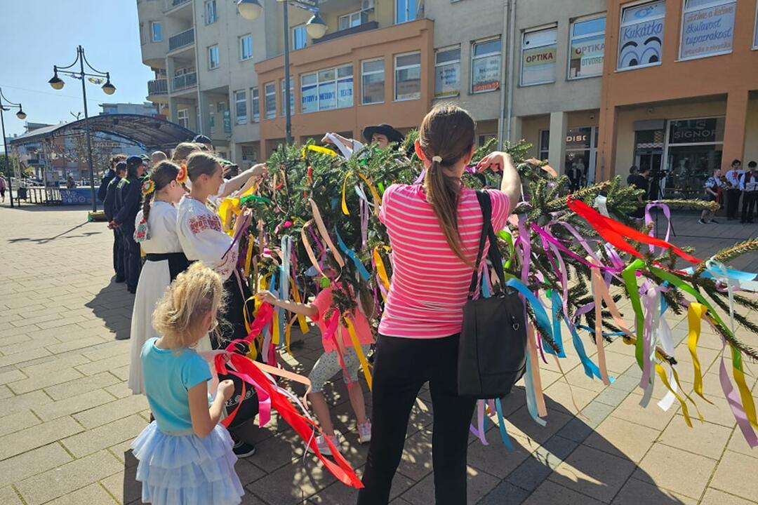 FOTO: Stavanie májov aj upaľovanie čarodejníc. Takto si ľudia v Trenčianskom kraji pripomenuli zvyky a tradície, foto 20