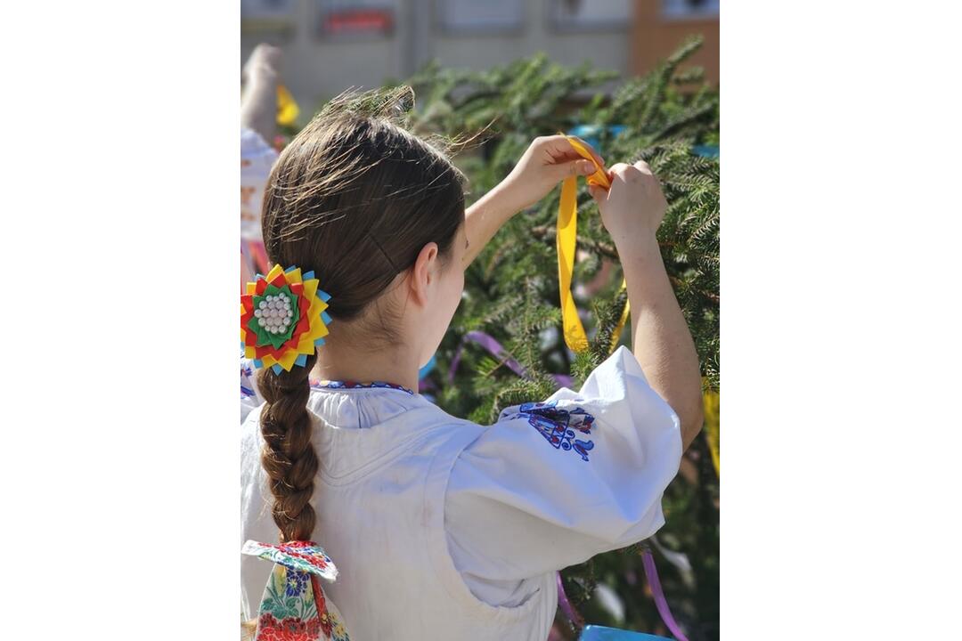 FOTO: Stavanie májov aj upaľovanie čarodejníc. Takto si ľudia v Trenčianskom kraji pripomenuli zvyky a tradície, foto 24
