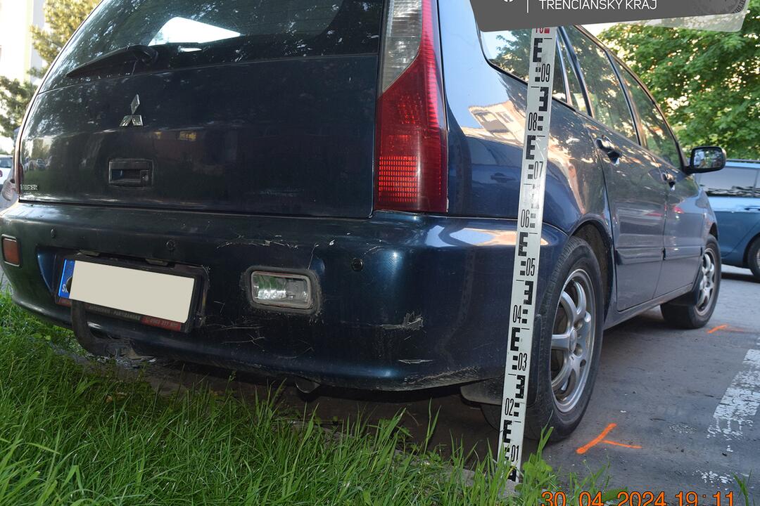 FOTO: Opitý šofér pri cúvaní narazil do zaparkovaného auta v Partizánskom, foto 1