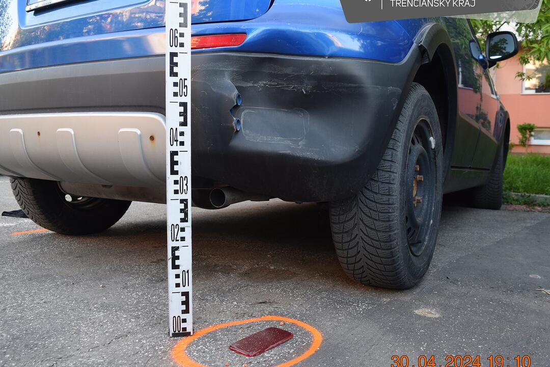 FOTO: Opitý šofér pri cúvaní narazil do zaparkovaného auta v Partizánskom, foto 2