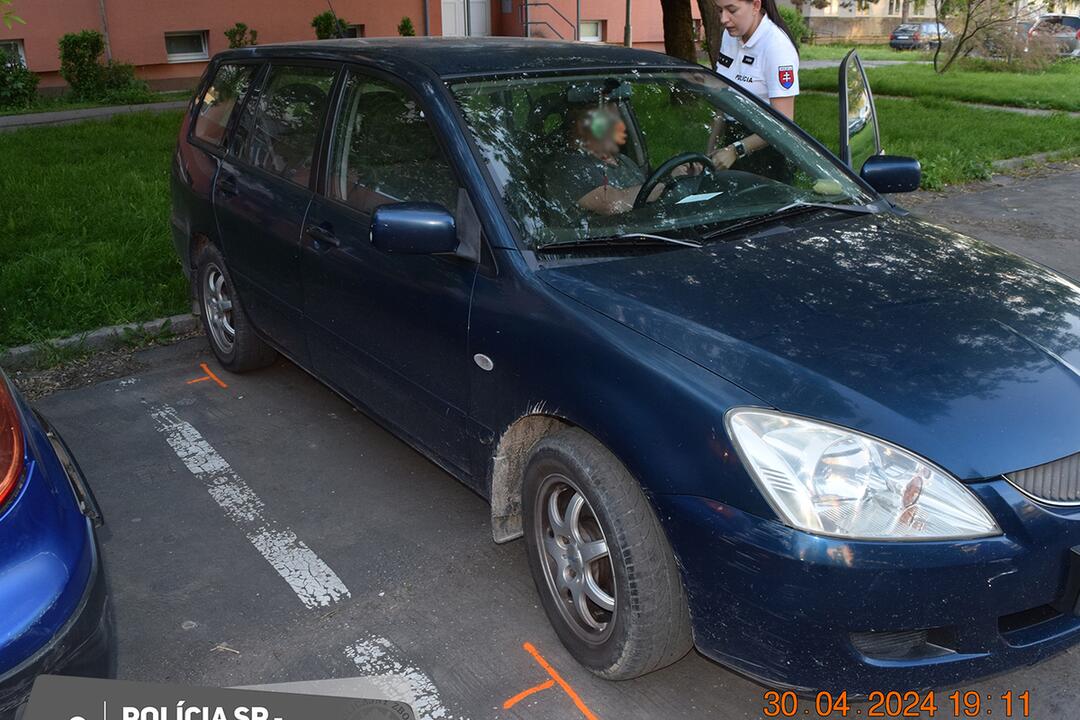 FOTO: Opitý šofér pri cúvaní narazil do zaparkovaného auta v Partizánskom, foto 3