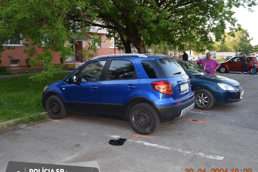 FOTO: Opitý šofér pri cúvaní narazil do zaparkovaného auta v Partizánskom, foto 4