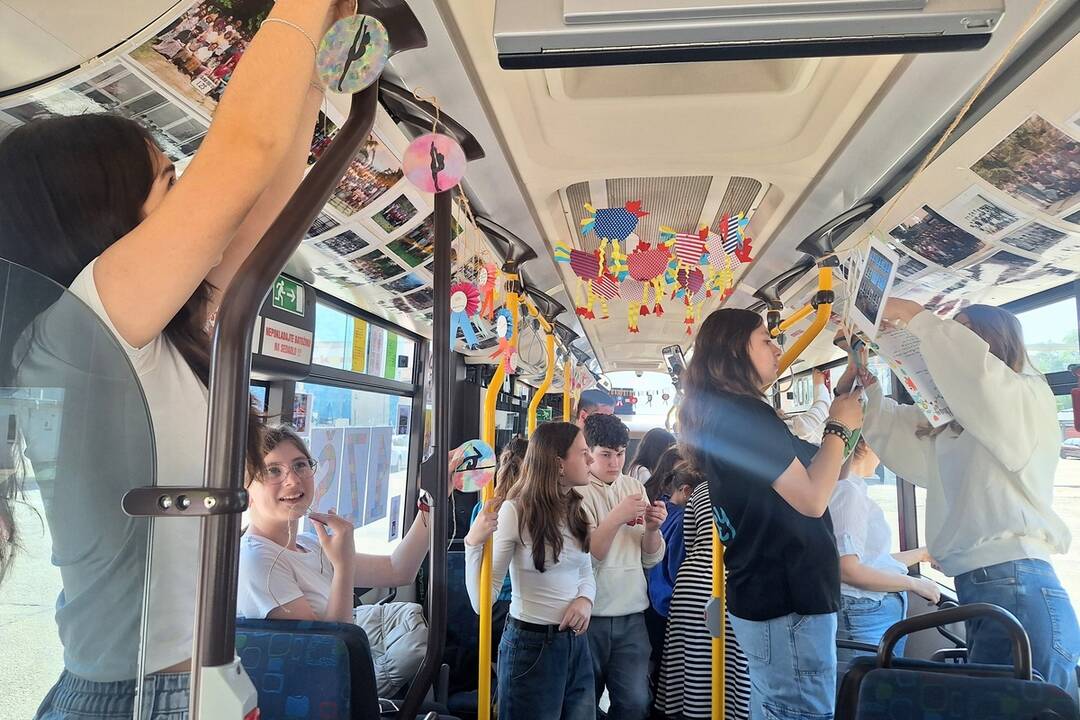 FOTO: Vyzdobený autobus v Považskej Bystrici mieri na cesty, foto 4