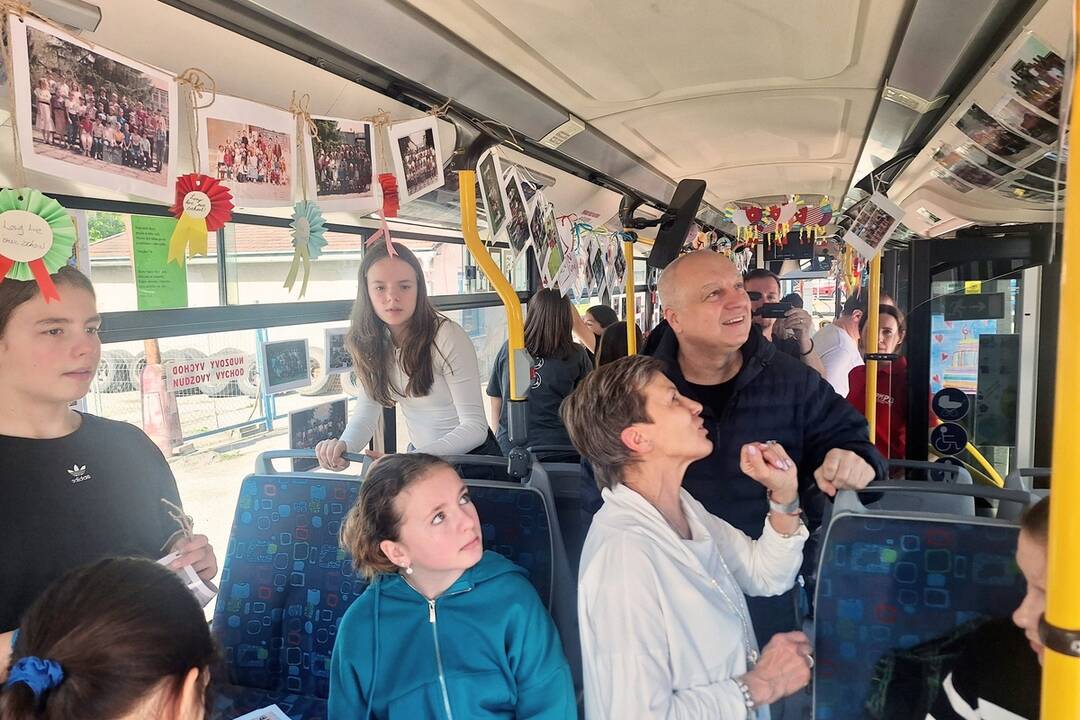 FOTO: Vyzdobený autobus v Považskej Bystrici mieri na cesty, foto 5