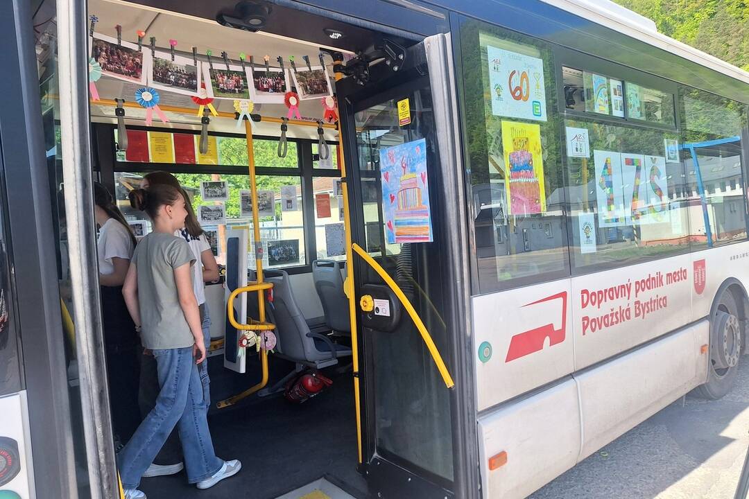 FOTO: Vyzdobený autobus v Považskej Bystrici mieri na cesty, foto 6
