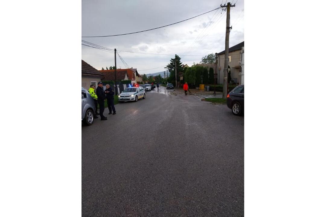 FOTO: Dažďová smršť v Partizánskom. Vytopilo domy, záhrady aj kultúrny dom, foto 1