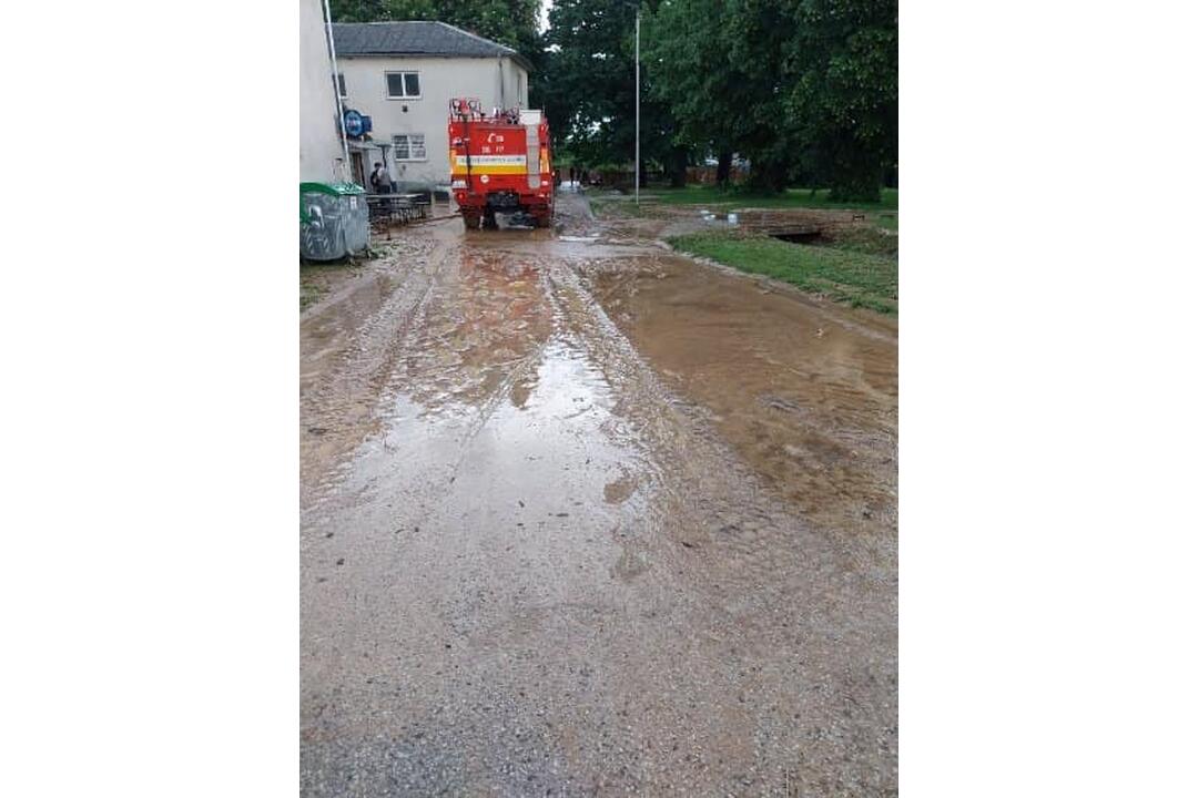 FOTO: Dažďová smršť v Partizánskom. Vytopilo domy, záhrady aj kultúrny dom, foto 2