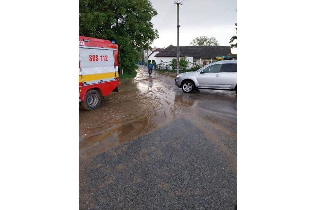 FOTO: Dažďová smršť v Partizánskom. Vytopilo domy, záhrady aj kultúrny dom, foto 3