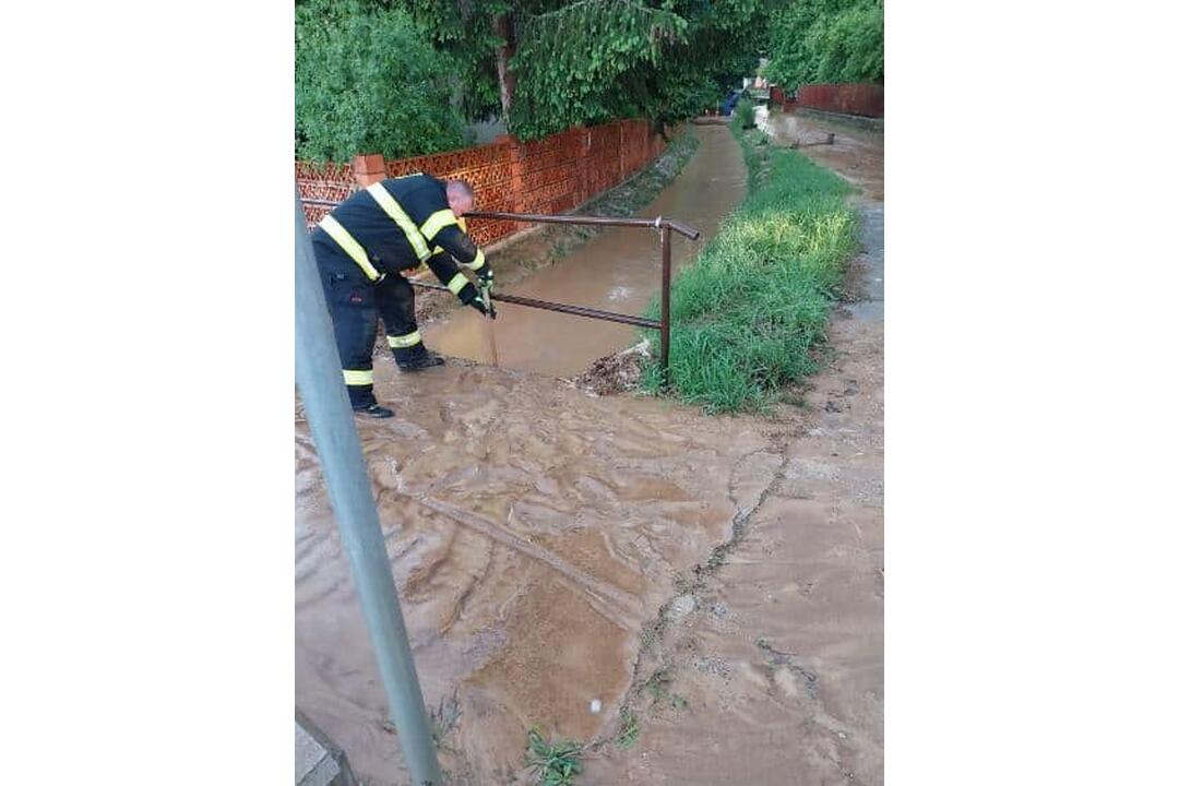 FOTO: Dažďová smršť v Partizánskom. Vytopilo domy, záhrady aj kultúrny dom, foto 4