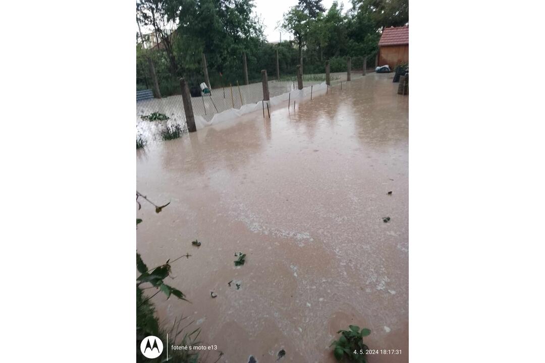 FOTO: Dažďová smršť v Partizánskom. Vytopilo domy, záhrady aj kultúrny dom, foto 5