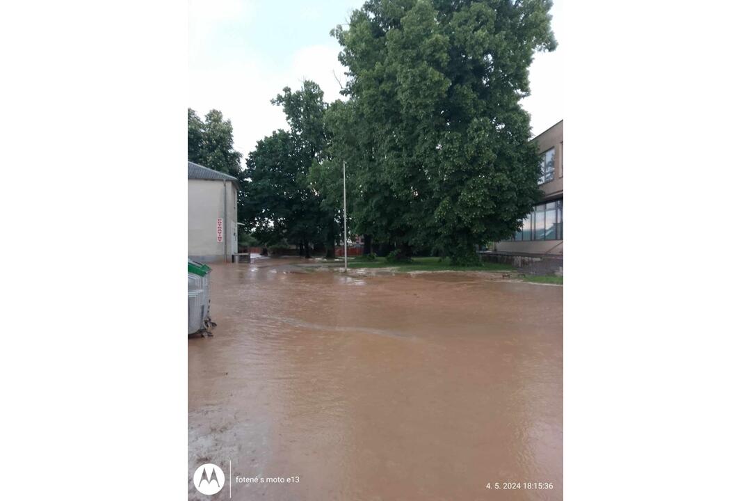 FOTO: Dažďová smršť v Partizánskom. Vytopilo domy, záhrady aj kultúrny dom, foto 6